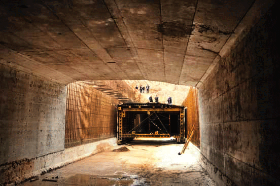 Conducto de hormigón de gran sección en construcción