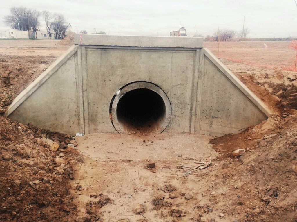 Alcantarilla de hormigón terminada sobre canal pluvial