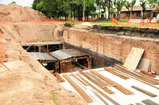 Excavación y encofrado de conducto pluvial